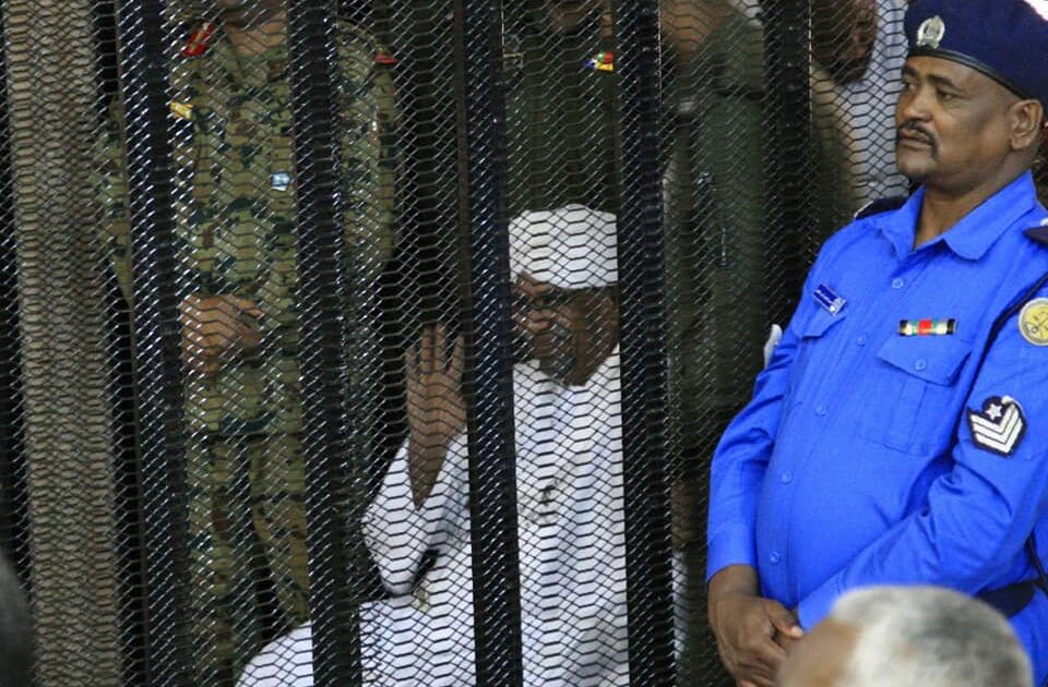 بنك خارجي يطالب السودان بمليار يورو مديونية للرئيس المخلوع عمر البشير خلف القضبان