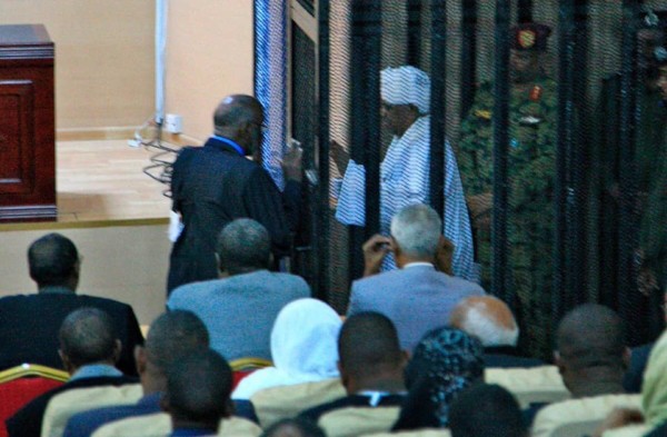 عمر البشير خلف القضبان2