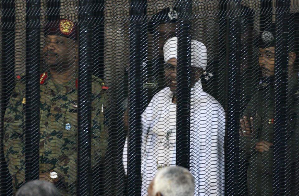 تطورات جديدة في قضية مدبري انقلاب الانقاذ عمر البشير خلف القضبان4