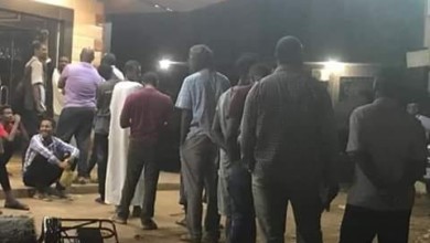 إنها المدنية: بالصورة مولانا إسماعيل التاج يقف في صف الخبز مولانا اسماعيل التاج