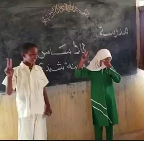 بالصور : فتاة صغيرة تبكي بعد تغيير اسم مدرستها من “الانقاذ” الي “الثورة” فتاة 1