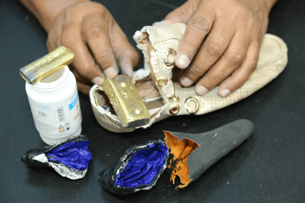 الجمارك: ضبط ذهب داخل علبة دواء وحذاء امرأة 86