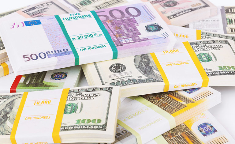ضبط عملات أجنبية مهربة في أجساد سيدات بمطار بورتسودان currency