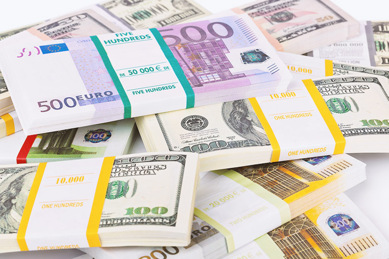 ضبط عملات أجنبية مهربة في أجساد سيدات بمطار بورتسودان currency
