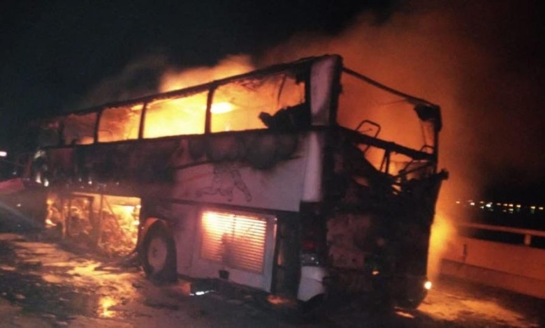 إصابة 7 أشخاص وتفحم عشرات السيارات في حريق هائل بمصر حريق