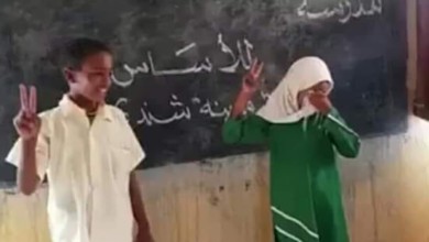 بالصور : فتاة صغيرة تبكي بعد تغيير اسم مدرستها من “الانقاذ” الي “الثورة” فتاة 1
