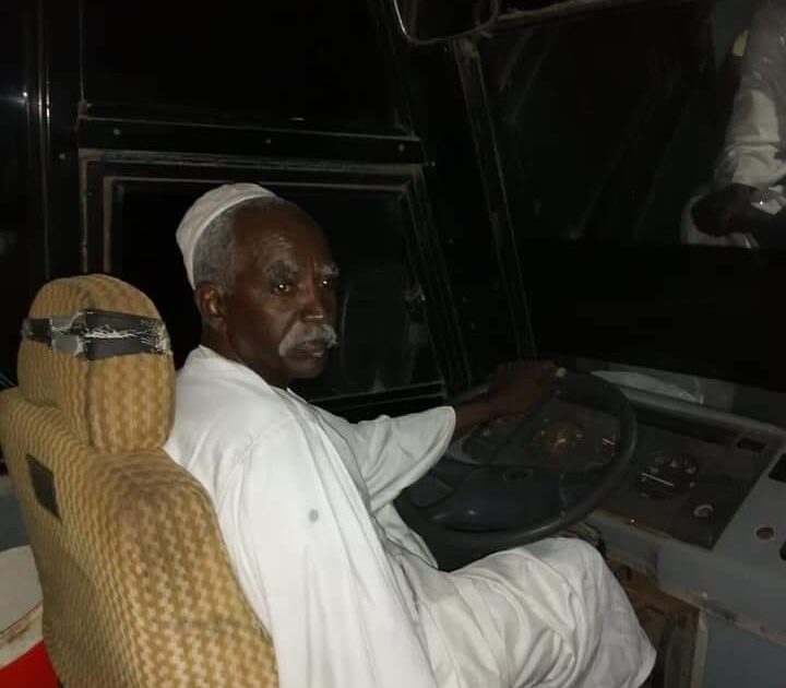 بالصورة.. أزمة الترحال تكشف معدن الرجال.. سوداني يرحل أكثر من “45” مواطن بعربته إلى منازلهم “مجاناً” قصة سوداني
