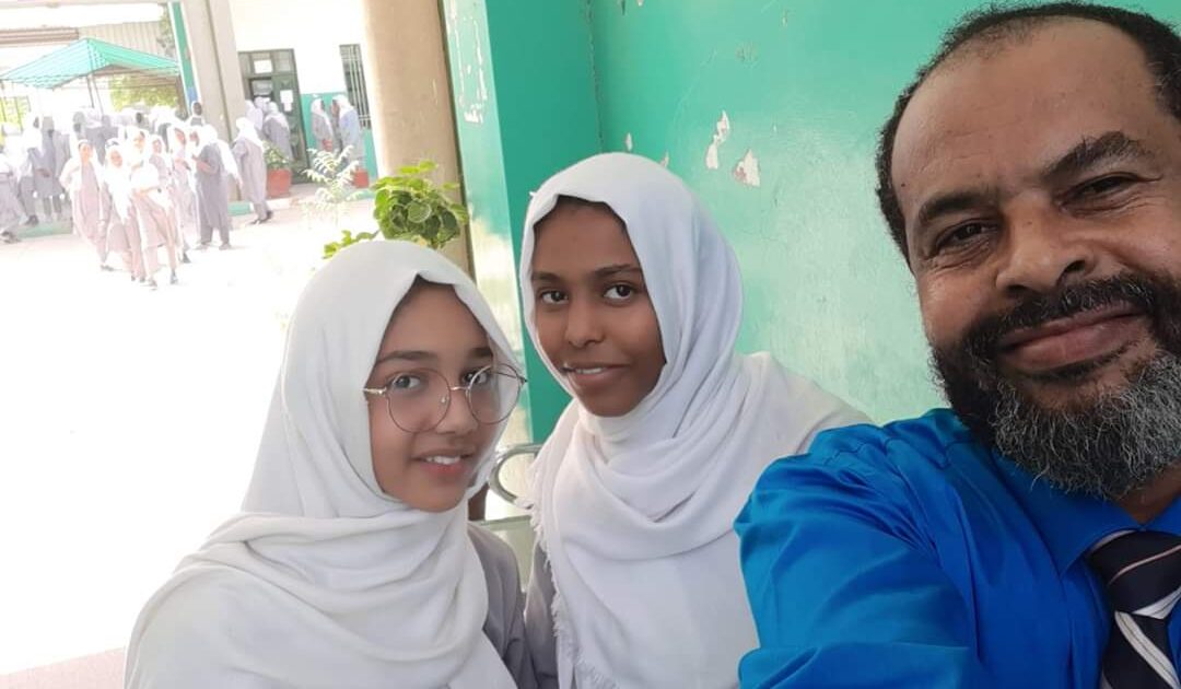 سيدة سودانية تسأل: (لماذا الرجل متعدد الزوجات تعدونه جيدا والمراة متعددة العلاقات سيئة؟) والشيخ محمد هاشم الحكيم يجيبها: (المفتاح الذي يفتح عدة أقفال هو ممتاز ومرغوب والقفل الذي يفتحه كل مفتاح هو قفل سيء وبايظ) محمد هاشم الحكيم