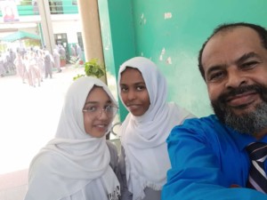 بالصورة : انهيال طلبات الزواج على كريمات داعية إسلامي سوداني بعد نشر سيلفي يجمعه بهن على حسابه ب فيسبوك محمد هاشم الحكيم