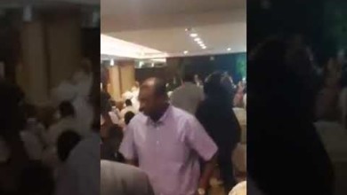 بالفيديو: طرد مذل لأحد كوادر النظام البائد من منصة إحدى الفعاليات بالدوحة بعد هتاف الحاضرين ضده (كوز كوز) 201514