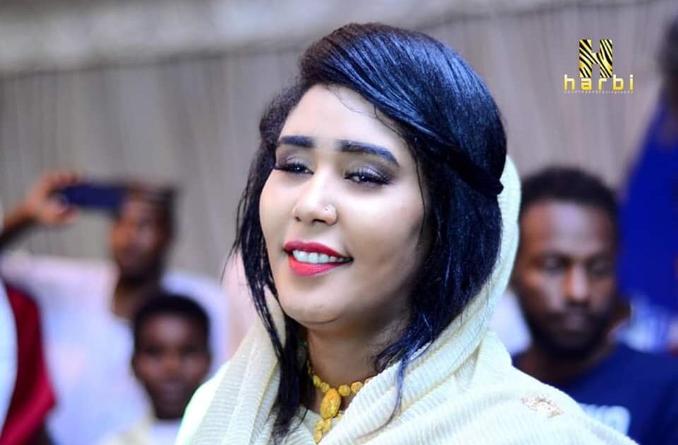 شاهد بالصورة.. الفنانة إيمان أم روابة تدهش الأسافير بسيارتها الفارهة الجديدة والتي تجاوز سعرها ال(20) مليار ايمان ام روابة