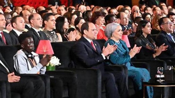 طالب جنوب السودان "ضحية التنمر": فرحت بالجلوس بجوار الرئيس وأصبحت مشهورا تنمر