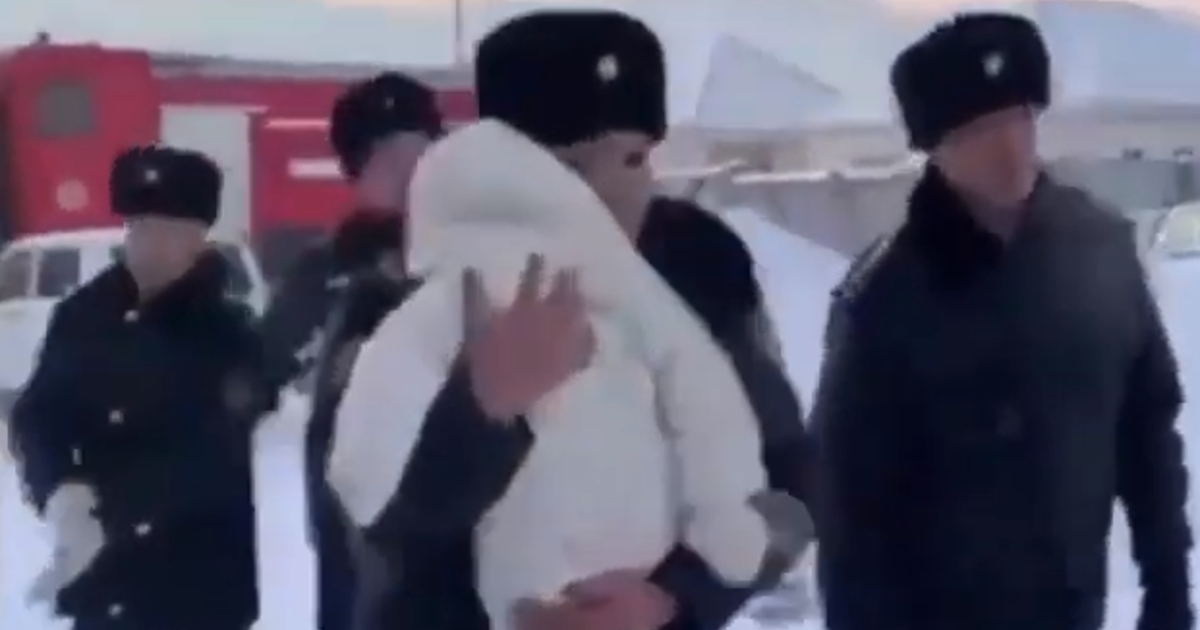 نجا من تحطم طائرة.. شاهد لحظة انتشال رضيع من بين الركام رضيع9