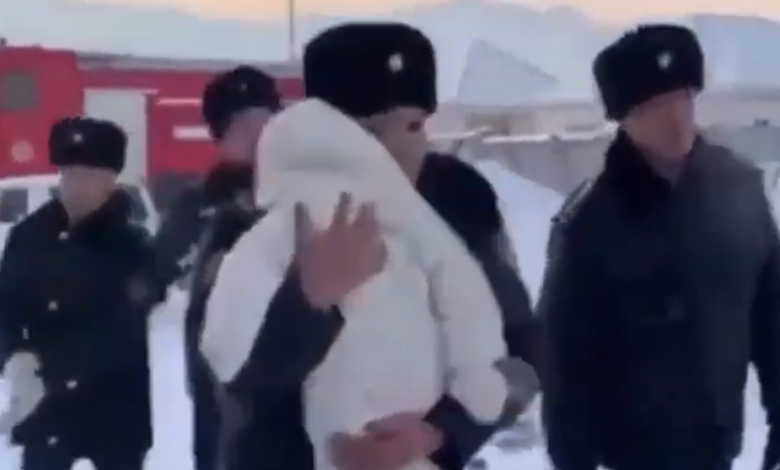 نجا من تحطم طائرة.. شاهد لحظة انتشال رضيع من بين الركام رضيع9