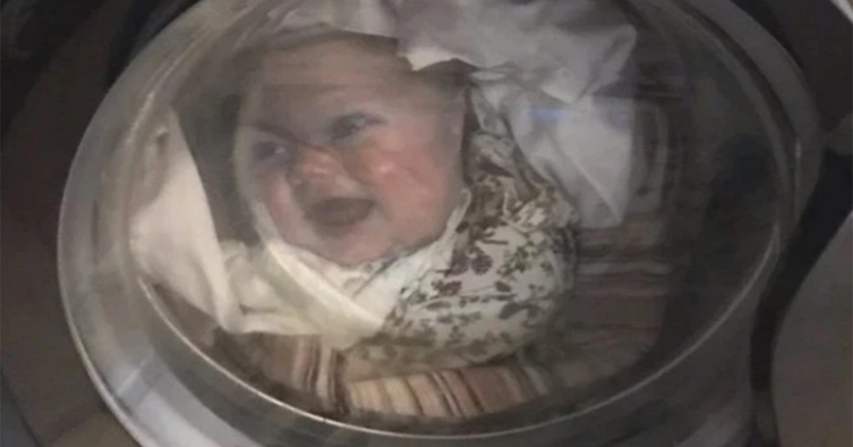 شاهد طفله داخل غسالة الملابس .. فأصيب بأزمة قلبية غسالة
