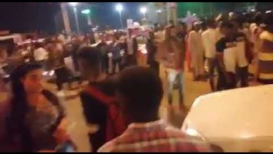 شاهد بالفيديو.. شباب يتحرشون بفتاة وصديقتها في الشارع العام بالخرطوم أمام أعين الناس 218762
