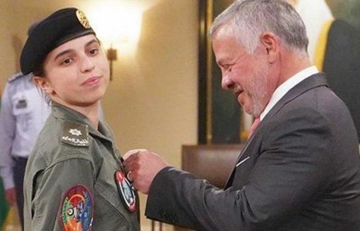 العاهل الأردني يقلد الأميرة سلمى جناح الطيران (صور) medium 2020 01 09 40690d4160 1
