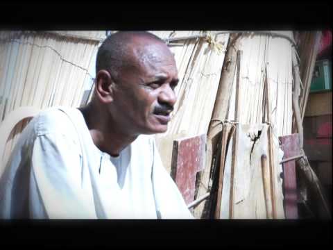 شاهد بالصورة والفيديو.. الممثل السوداني ربيع طه يذرف الدموع ويقبل رأس الفنان منتصر هلالية لحظة ترديد الأخير رائعة مصطفى سيد أحمد (عارفني منك) ربيع طه