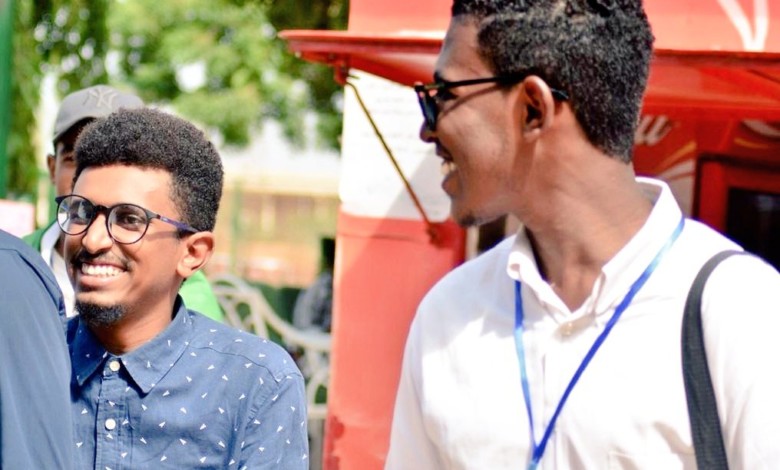 السودان: صاحب الهتاف الأشهر في اعتصام القيادة العامة يرفض الظهور الإعلامي وضاح حاتم