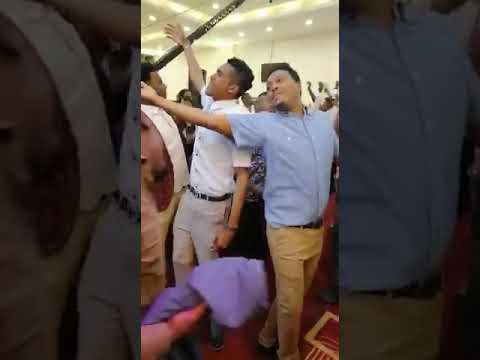 شاهد بالفيديو.. شاب سوداني وفتاة سودانية يقدمان فاصل من الرقص المثير على أنغام الربابة داخل إحدى الشقق خارج السودان ويحصلان على نقطة بالعملة الأجنبية 227611