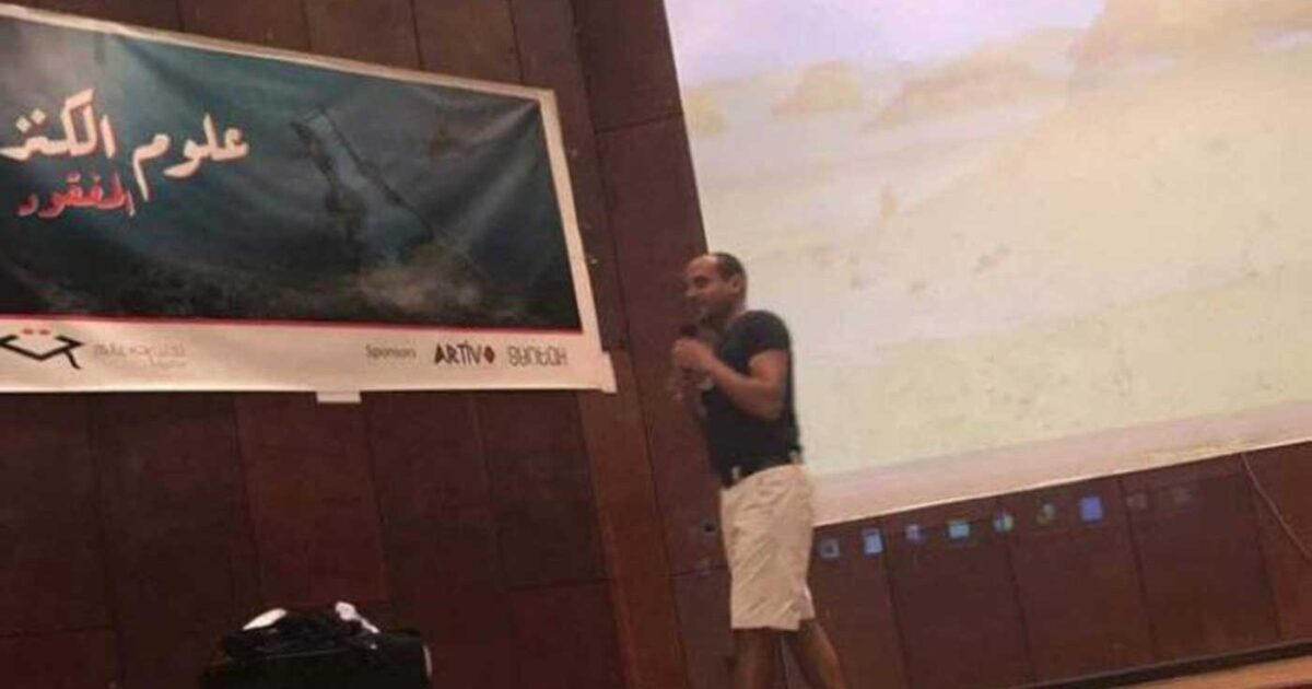 أستاذ جامعي يخلع ملابسه أمام الطلاب image 6