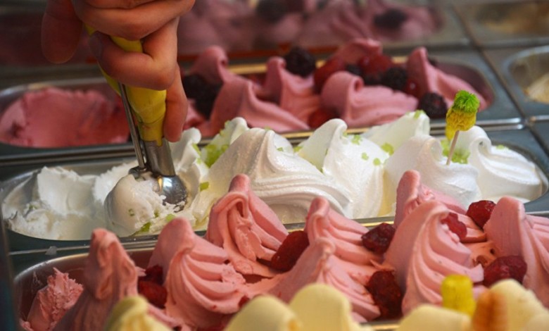 آيس كريم النيتروجين يثقب معدة طفل image