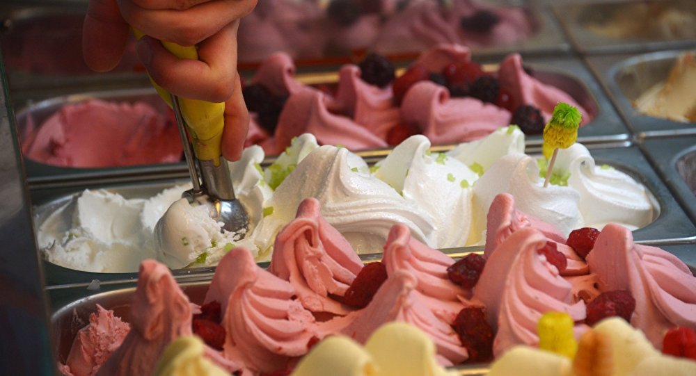 آيس كريم النيتروجين يثقب معدة طفل image