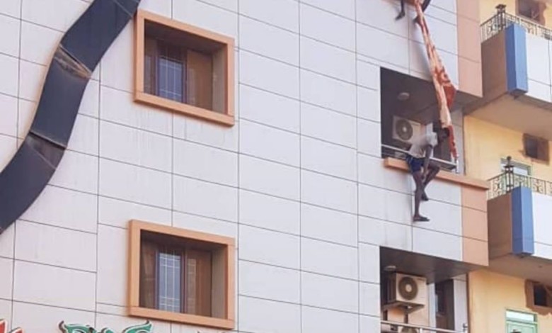 عاجل:بالصور.. حريق فندق بالخرطوم و وفاة لاعب مصري وعدة اصابات لفريق مريخ الفاشر حريق فندق