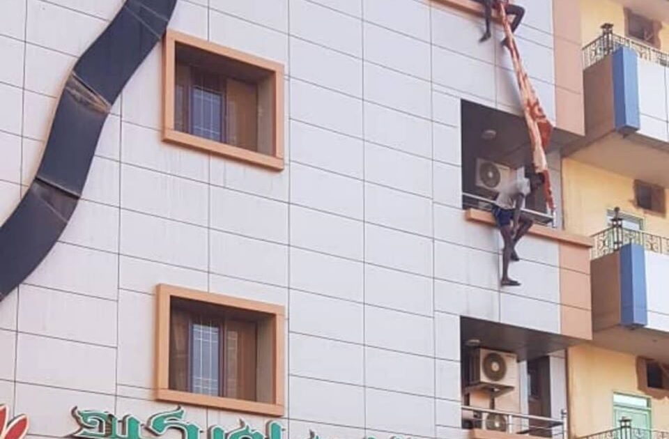 عاجل:بالصور.. حريق فندق بالخرطوم و وفاة لاعب مصري وعدة اصابات لفريق مريخ الفاشر حريق فندق