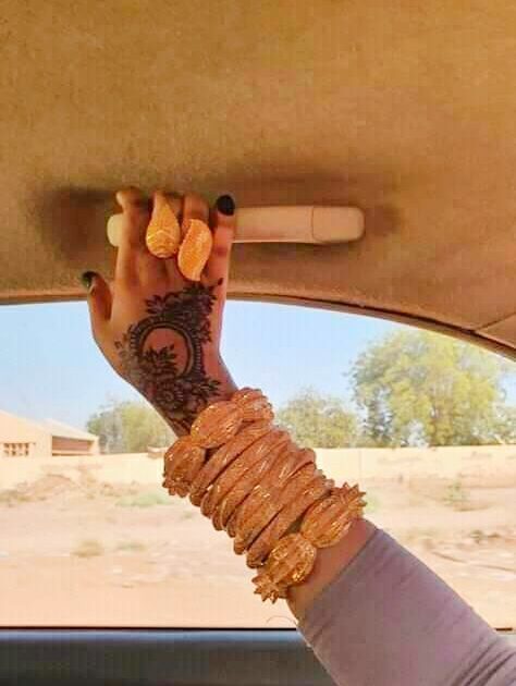 صورة "يد" لزوجة سودانية مثقلة بالذهب يثير دهشة رواد الفيسبوك ” اليد الواحدة تصفق” ذهب