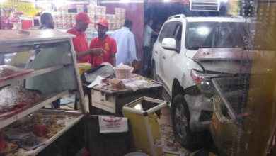 بالصور... لاندكروز تقتحم محل "حلواني الشامية" بأمدرمان لاندكروزر