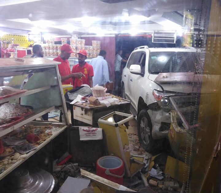 بالصور... لاندكروز تقتحم محل "حلواني الشامية" بأمدرمان لاندكروزر