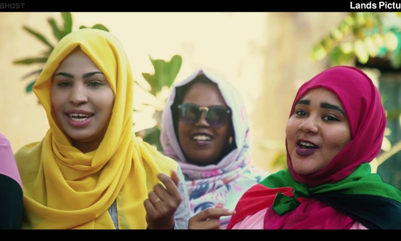 شاهد بالفيديو.. في السودان: شباب وفتيات يرقصون على أنغام أغنية جديدة تعظم وتمجد رئيس الوزراء “حمدوك” 236412