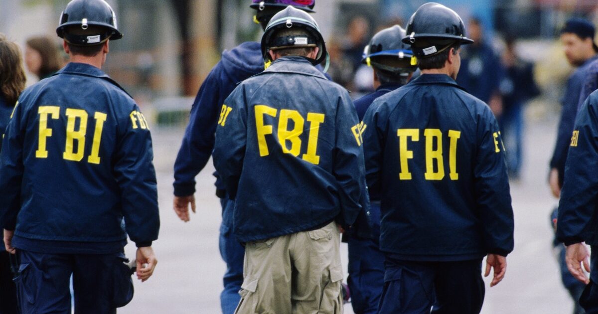 تحذير من "FBI" لمستخدمي آيفون وأندرويد fbi الشرطة الامريكية