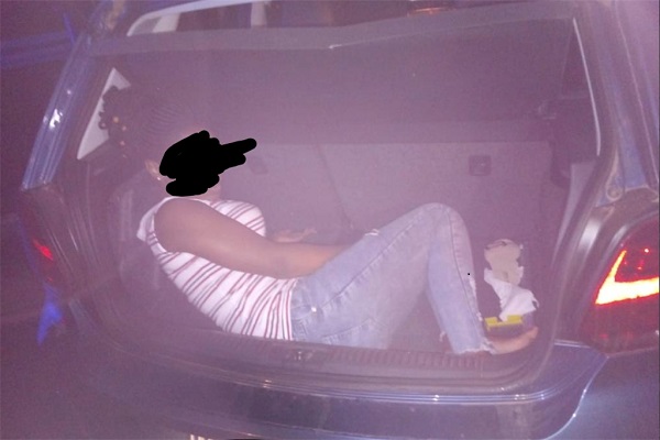 في زمن كورونا..رجل يهرب صديقته بطريقة غريبة تهريب فتاة