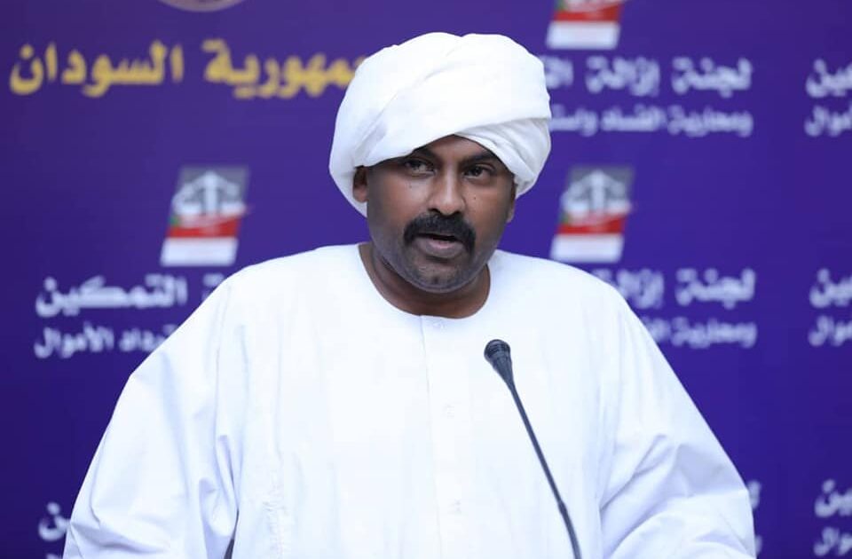 محمد الفكي يتسلم مذكرة من معتصمي (الجنينة) طالبت بإقالة وإلى الولاية الدومة محمد الفكي