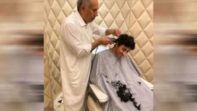 صورة رئيس وزراء قطر الأسبق يحلق شعر فلاح بن حمد تثير تفاعلا حمد بن جاسم