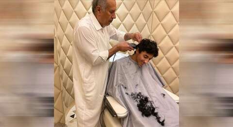 صورة رئيس وزراء قطر الأسبق يحلق شعر فلاح بن حمد تثير تفاعلا حمد بن جاسم