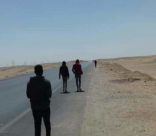 تأزم الأوضاع للعالقين بمصر..و سودانيون يحاولون العودة سيراً على الأقدام سودانيين راجعين من مصر
