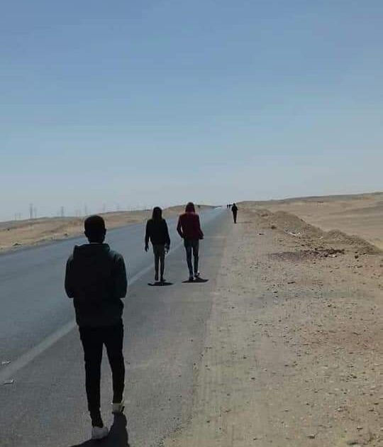 تأزم الأوضاع للعالقين بمصر..و سودانيون يحاولون العودة سيراً على الأقدام سودانيين راجعين من مصر
