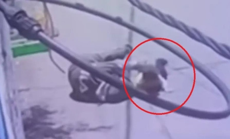 شاهد رصاصة تسقط أماً أرضاً وطفلها بين يديها 0a30b4ee dfd1 4b89 8347 f2338f550015 16x9 1200x676