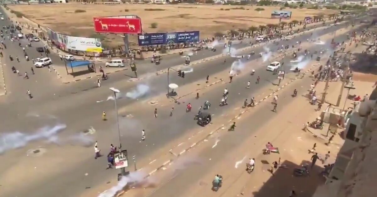 الشرطة تطلق الغاز المسيل للدموع لتفريق متظاهرين و وقوع بعض الإصابات 270775