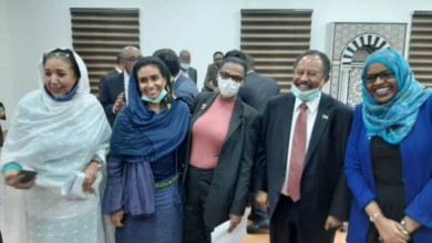 الإبتسامة تعلو وجه حمدوك و فريقه بعد نجاح مؤتمر برلين و هم يرون السودان يخرج من عزلته الدولية فريق حمدوك 780x470 1