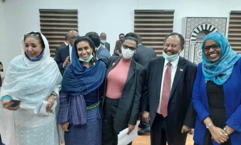 الإبتسامة تعلو وجه حمدوك و فريقه بعد نجاح مؤتمر برلين و هم يرون السودان يخرج من عزلته الدولية فريق حمدوك 780x470 1