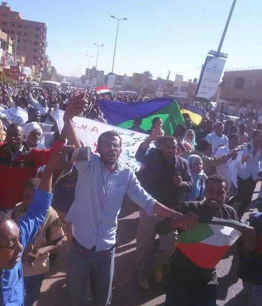 إغلاق كبري عطبرة بواسطة الثوار مظاهرات 1
