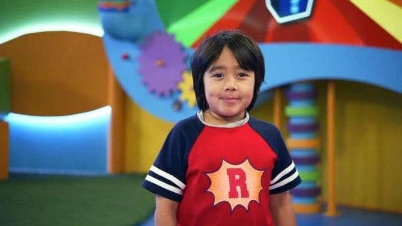 قضاء طفلك فترة طويلة أمام الشاشة يؤخر نموه.. اعرف الأسباب طفل ريان