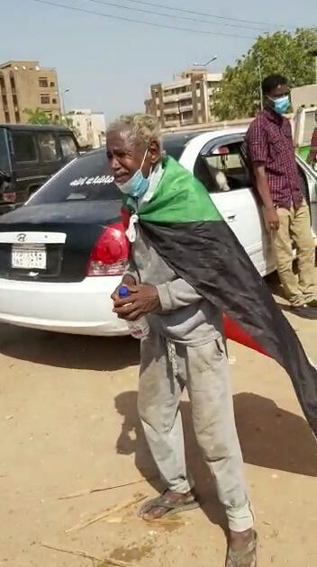 فيديو..مسِن سوداني يتفاعل مع أغنية وطنية مؤثرة يحظى بتعاطفٍ واسع على منصات التواصل مسن