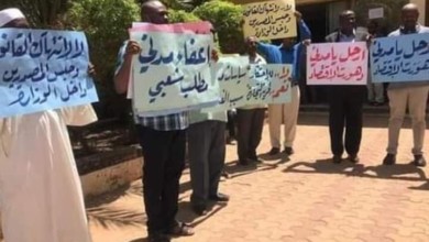 رجال أعمال سودانيين يطالبون في وقفة إحتجاجية بإقالة وزير الصناعة FB IMG 1597661310239 720x470 1