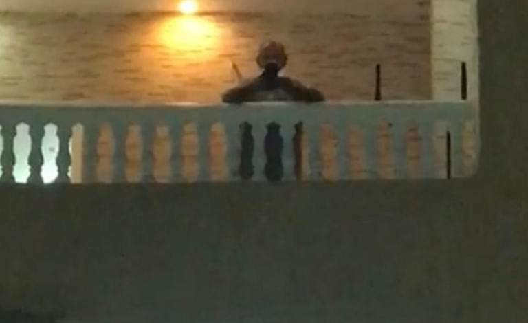 رجل يشاهد عقد قران إبنته من البلكونة .. تعرف على السبب! FB IMG 1597817881895