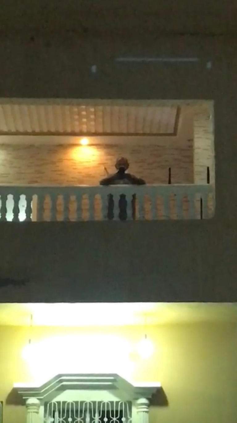 رجل يشاهد عقد قران إبنته من البلكونة .. تعرف على السبب! FB IMG 1597817881895